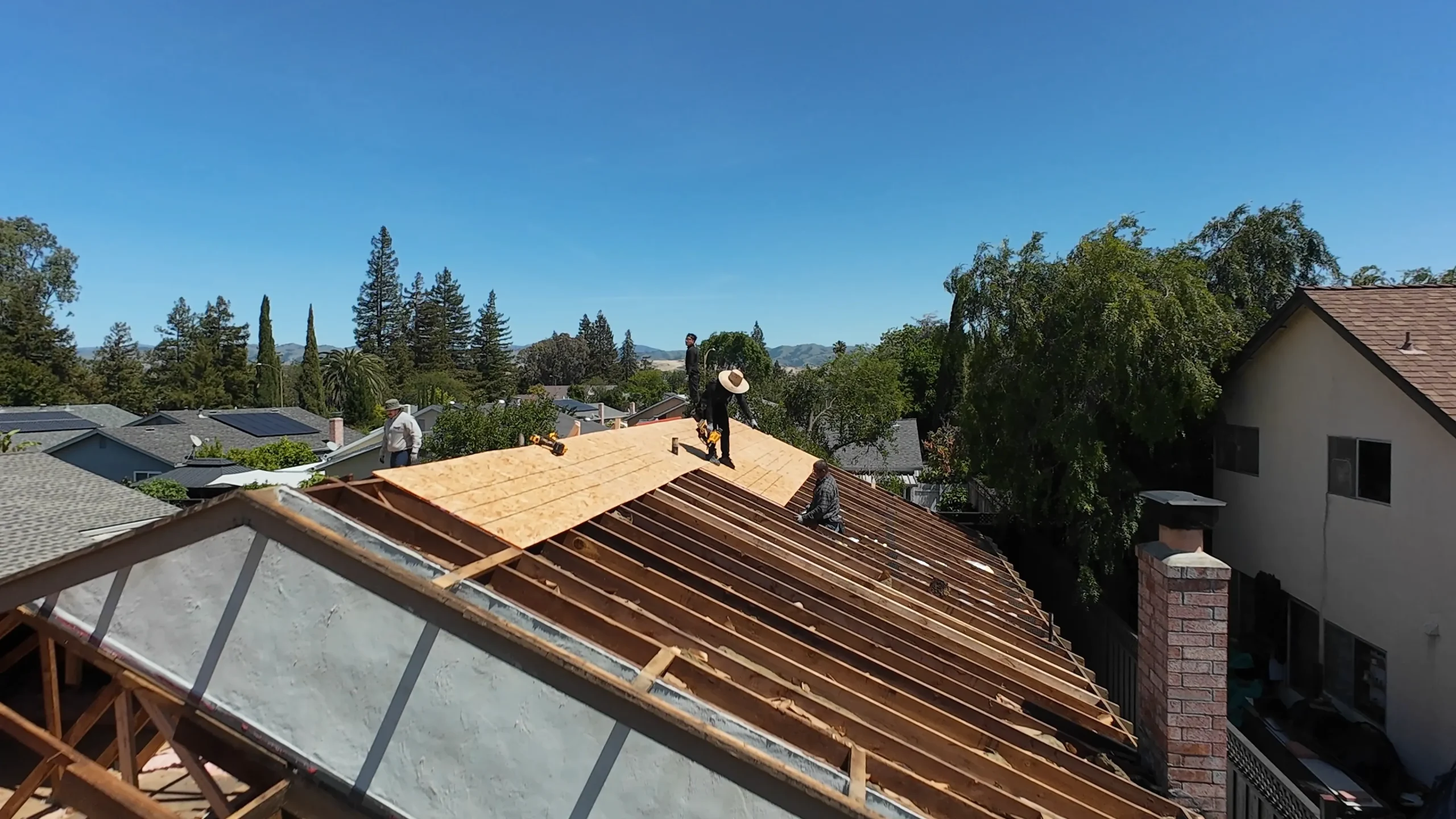 roofing-crew-installing-sheathing